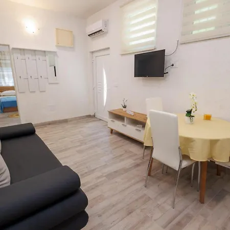 Mira 2 Apartment Split