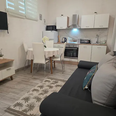 Apartman Mira 2 *