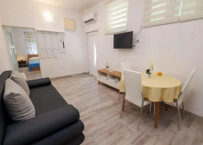 Mira 2 Apartment Split