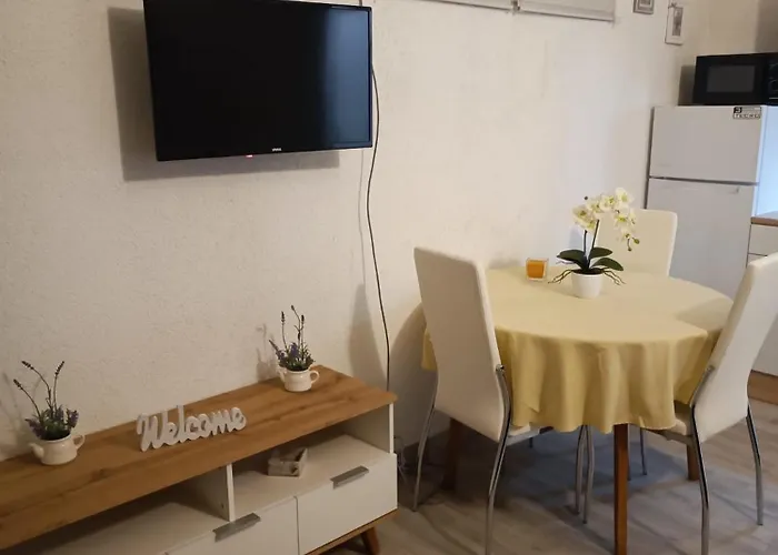 Mira 2 Apartment Split